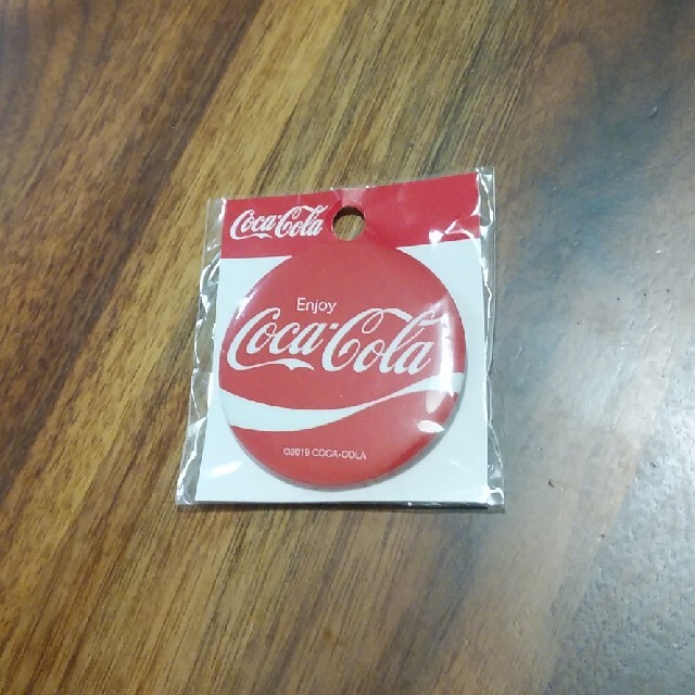 コカ・コーラ(コカコーラ)の缶バッジ　コカコーラ　２個セット エンタメ/ホビーのアニメグッズ(バッジ/ピンバッジ)の商品写真