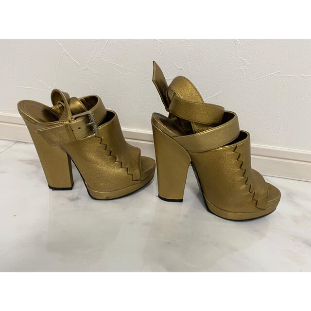 Bottega Veneta(ボッテガヴェネタ)のボッテガヴェネタ　パンプス　サンダル　ゴールド レディースの靴/シューズ(ハイヒール/パンプス)の商品写真