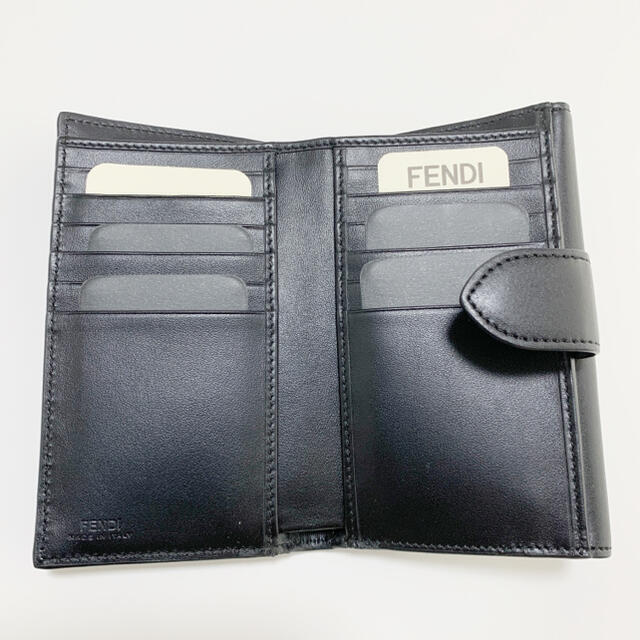 FENDI(フェンディ)の特価！【未使用】FENDI フェンディ　二つ折り財布 レディースのファッション小物(財布)の商品写真