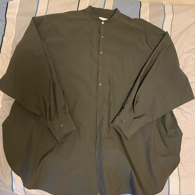 COMOLI(コモリ)のecume バンドカラーシャツ　チャコールグレー レディースのトップス(シャツ/ブラウス(長袖/七分))の商品写真