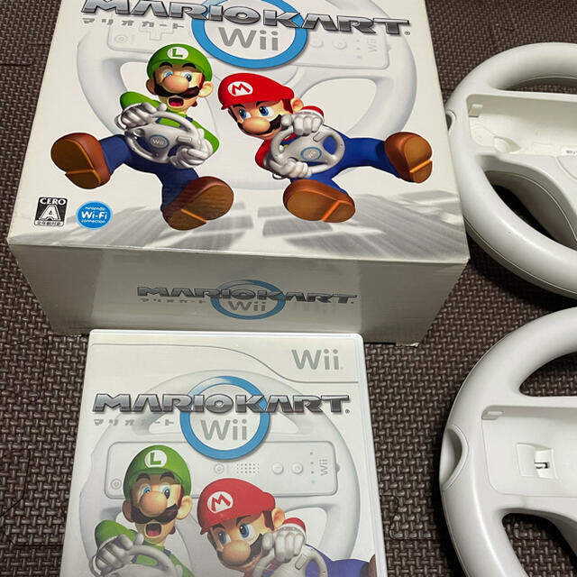 Wii(ウィー)のマリオカートWii ハンドル2個付 エンタメ/ホビーのゲームソフト/ゲーム機本体(家庭用ゲームソフト)の商品写真