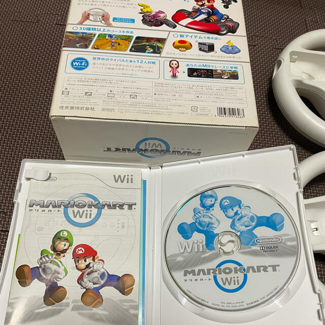 Wii(ウィー)のマリオカートWii ハンドル2個付 エンタメ/ホビーのゲームソフト/ゲーム機本体(家庭用ゲームソフト)の商品写真