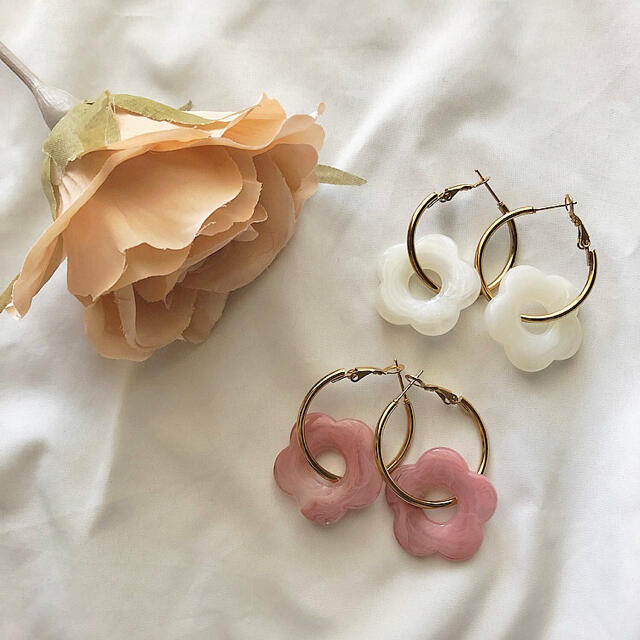 Lily Brown(リリーブラウン)のお花のピアス♡くすみカラー フラワーフープピアス ピンク ブルー ホワイト レディースのアクセサリー(ピアス)の商品写真