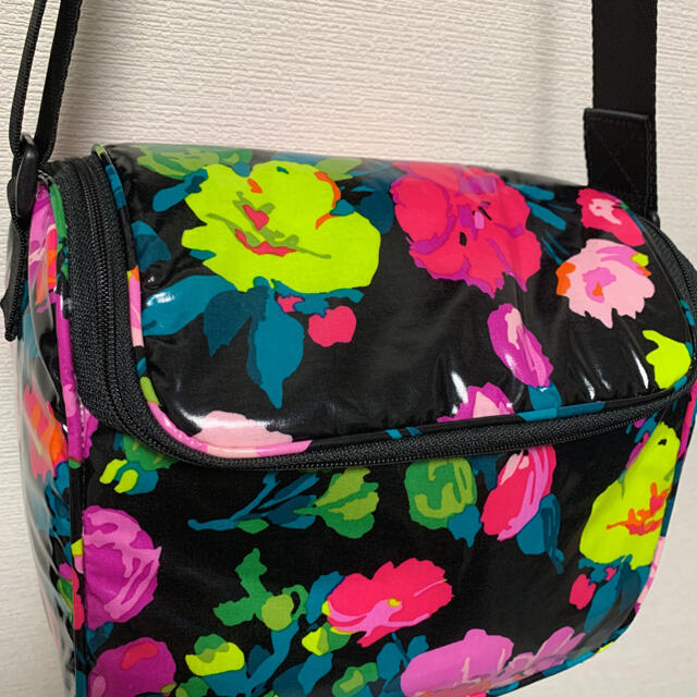 Vera Bradley(ヴェラブラッドリー)の新品　ヴェラブラッドリー　クーラー　ランチバック　Hilo Meadow インテリア/住まい/日用品のキッチン/食器(弁当用品)の商品写真