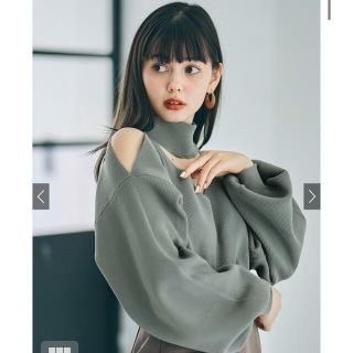 グレイル(GRL)の【新品・未使用】ショルダーカット チョーカートップス(ニット/セーター)