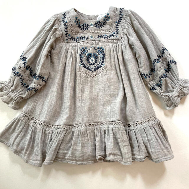 ZARA KIDS(ザラキッズ)のZARA 刺繍グレーワンピース キッズ/ベビー/マタニティのキッズ服女の子用(90cm~)(ワンピース)の商品写真