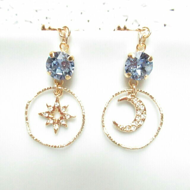 SWAROVSKI(スワロフスキー)の月と星とサファイアカラーのスワロフスキーが揺れるイヤリング☆ハンドメイド ハンドメイドのアクセサリー(イヤリング)の商品写真