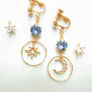 スワロフスキー(SWAROVSKI)の月と星とサファイアカラーのスワロフスキーが揺れるイヤリング☆ハンドメイド(イヤリング)