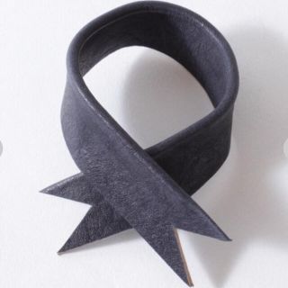 トローヴ(TROVE)のTROVE WIRE RIBBON by iqmi CHARCOAL(ブレスレット)