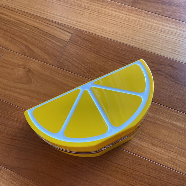 レモンのクラッチバッグ　プラスチック レディースのバッグ(クラッチバッグ)の商品写真