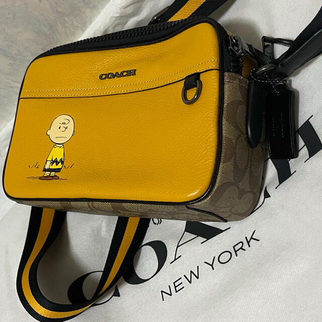 COACH(コーチ)の【完売品】PEANUTS × COACH グラハムクロスボディチャーリーブラウン メンズのバッグ(ショルダーバッグ)の商品写真