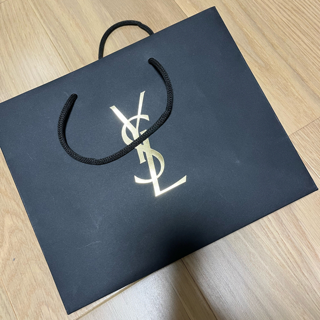 Yves Saint Laurent Beaute(イヴサンローランボーテ)のイヴ・サンローラン　ノベルティ　ポーチ　紙袋付き レディースのファッション小物(ポーチ)の商品写真