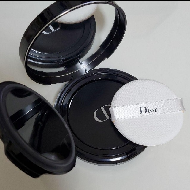 Dior(ディオール)の新品 diorスキンフォーエヴァークッションファンデーション N1 コスメ/美容のベースメイク/化粧品(ファンデーション)の商品写真