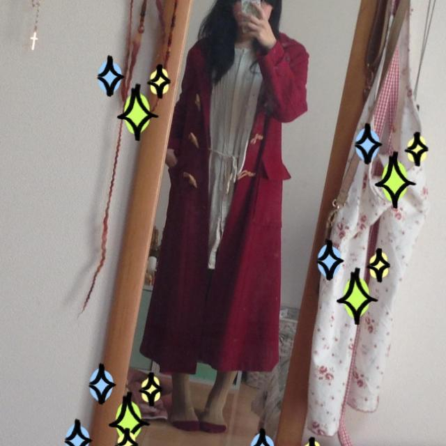 赤いロングダッフルコート