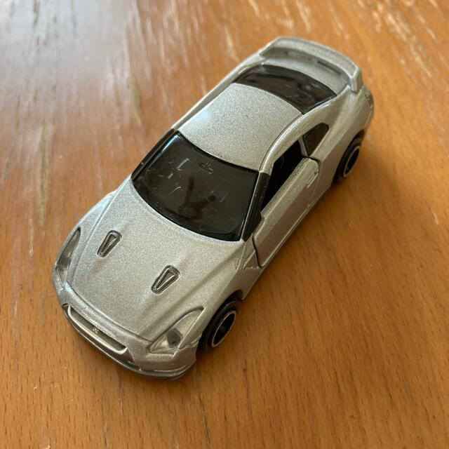 Takara Tomy(タカラトミー)のトミカ　日産　GT-R シルバー エンタメ/ホビーのおもちゃ/ぬいぐるみ(ミニカー)の商品写真