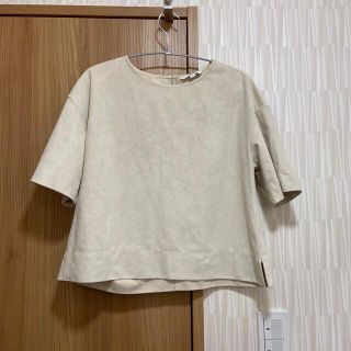 ユニクロ(UNIQLO)のユニクロ　スエードトップス(カットソー(半袖/袖なし))