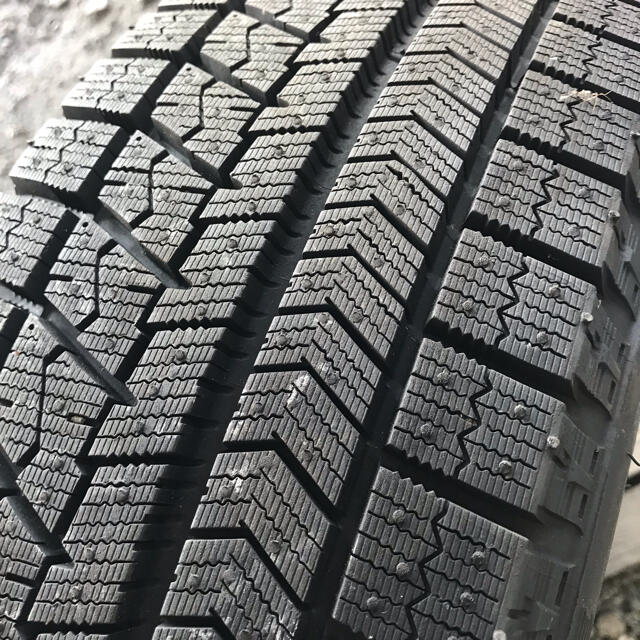 BRIDGESTONE(ブリヂストン)のBLIZZAK VRX 175/65R14 スタッドレス4本セット バリ山 自動車/バイクの自動車(タイヤ・ホイールセット)の商品写真