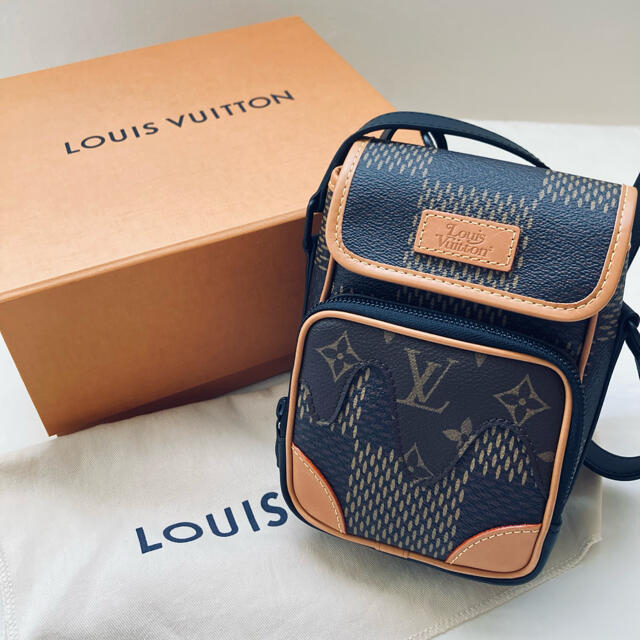 LOUIS VUITTON(ルイヴィトン)のLOUIS VUITTON × NIGO アマゾンメッセンジャーバッグ メンズのバッグ(メッセンジャーバッグ)の商品写真