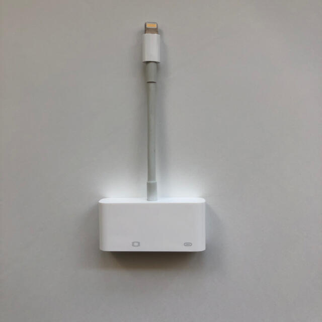 Apple(アップル)のApple Lightning - VGAアダプタ　MD825ZM/A スマホ/家電/カメラのテレビ/映像機器(映像用ケーブル)の商品写真