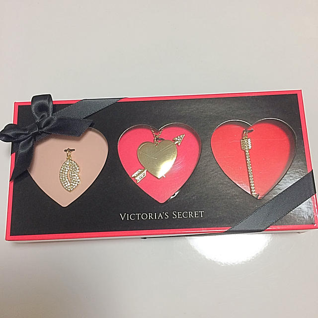 Victoria's Secret(ヴィクトリアズシークレット)の早い者勝ち!!!♡未開封VICTORIA'S SECRETネックレス3点セット レディースのアクセサリー(ネックレス)の商品写真