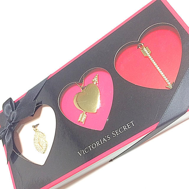 Victoria's Secret(ヴィクトリアズシークレット)の早い者勝ち!!!♡未開封VICTORIA'S SECRETネックレス3点セット レディースのアクセサリー(ネックレス)の商品写真