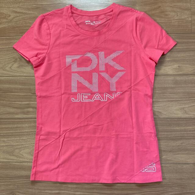 DKNY(ダナキャランニューヨーク)のＤＫＮＹ　ＪＥＡＮＳ　レディース半袖Tシャツ（ピンク・M） レディースのトップス(Tシャツ(半袖/袖なし))の商品写真