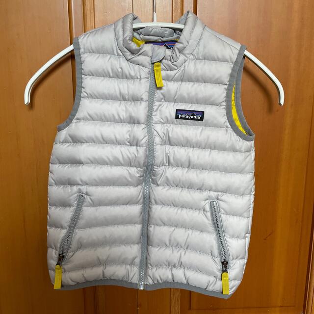 patagonia(パタゴニア)のpatagonia ダウンベスト　4T キッズ/ベビー/マタニティのキッズ服男の子用(90cm~)(ジャケット/上着)の商品写真