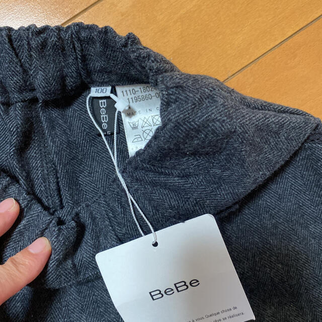 BeBe(ベベ)のBeBeのフリルショートパンツ　新品　100  85%オフ キッズ/ベビー/マタニティのキッズ服女の子用(90cm~)(パンツ/スパッツ)の商品写真