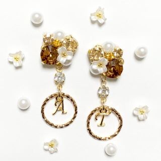 【17F】イニシャルチャームのフラワービジューピアス/イヤリング(ピアス)