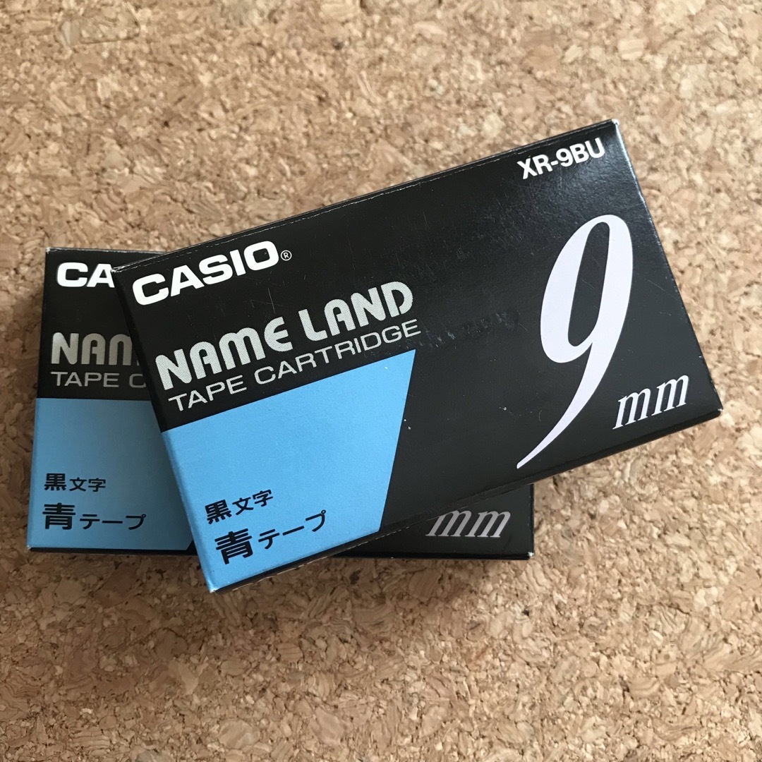 CASIO(カシオ)のネームランド《青テープ黒文字 9mm》2個セット インテリア/住まい/日用品のオフィス用品(オフィス用品一般)の商品写真