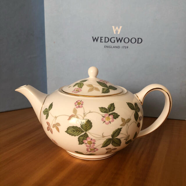 WEDGWOOD(ウェッジウッド)の【未使用】WEDGWOOD ワイルドベリー ティーポットセット  インテリア/住まい/日用品のキッチン/食器(食器)の商品写真