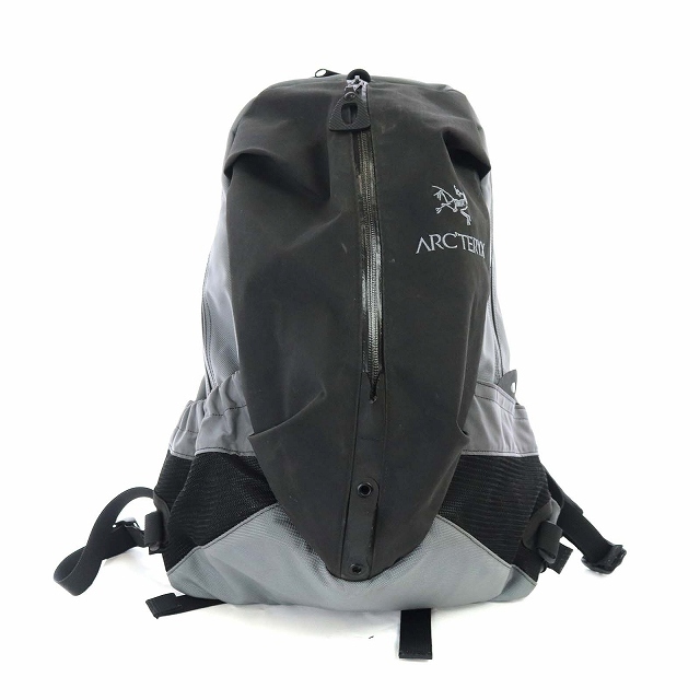 ARC'TERYX(アークテリクス)のアークテリクス ビームス別注 バッグ リュックサック デイパック グレー 黒 スポーツ/アウトドアのアウトドア(登山用品)の商品写真