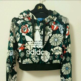 adidas - へそ出しパーカーの通販｜ラクマ