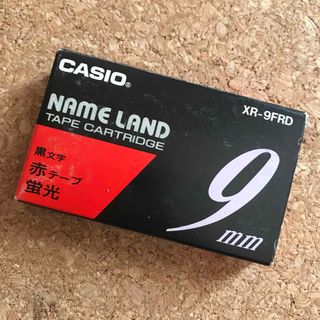 カシオ(CASIO)のネームランド《赤テープ蛍光 黒文字 9mm》(オフィス用品一般)