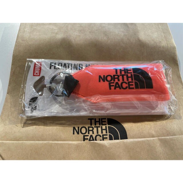 THE NORTH FACE(ザノースフェイス)のフローティングネオキーチェーン フラッシュオレンジ×ブラック メンズのファッション小物(キーホルダー)の商品写真