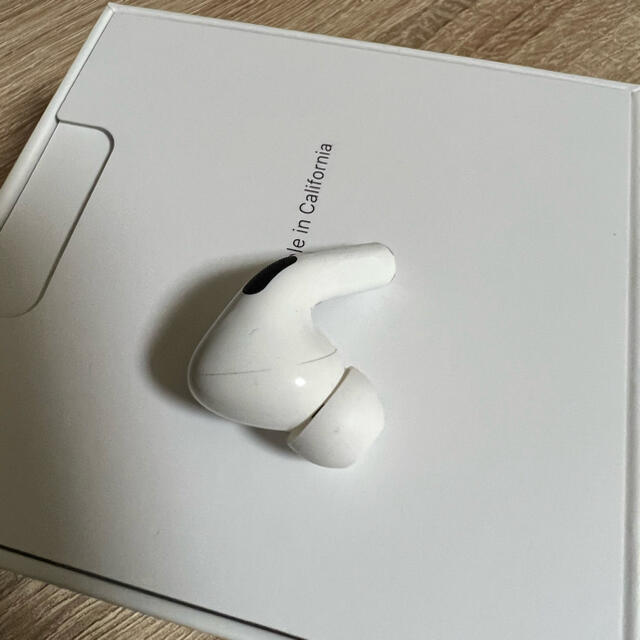 Apple(アップル)のAirPods Pro 左耳のみ　エアーポッズプロ　L片耳　Apple 正規品 スマホ/家電/カメラのオーディオ機器(ヘッドフォン/イヤフォン)の商品写真