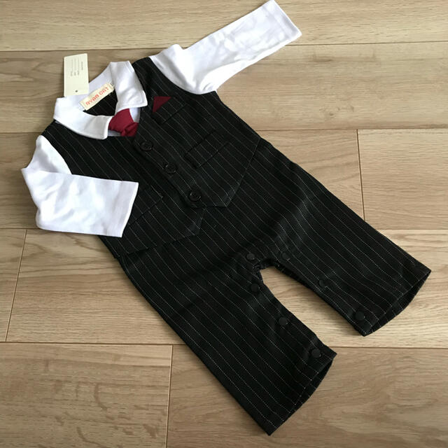 80cmネクタイ付き長袖黒ストライプベビーロンパース 男の子スーツタキシード キッズ/ベビー/マタニティのベビー服(~85cm)(セレモニードレス/スーツ)の商品写真