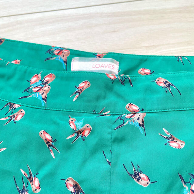 LOAVES(ローヴス)のLOAVES ローヴス ショートパンツ とり 鳥 キュロット 緑  春 夏 秋 レディースのパンツ(ショートパンツ)の商品写真
