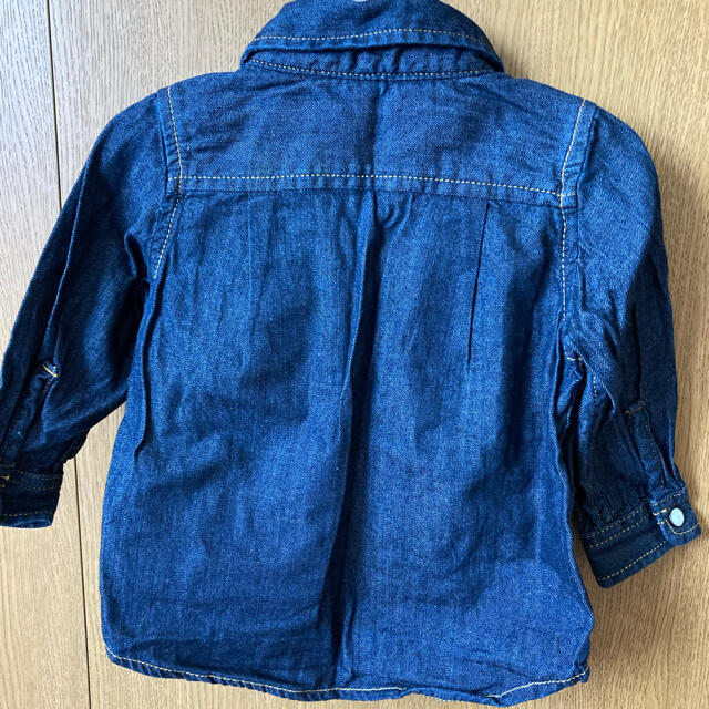 babyGAP(ベビーギャップ)のデニムシャツ　80 キッズ/ベビー/マタニティのベビー服(~85cm)(シャツ/カットソー)の商品写真