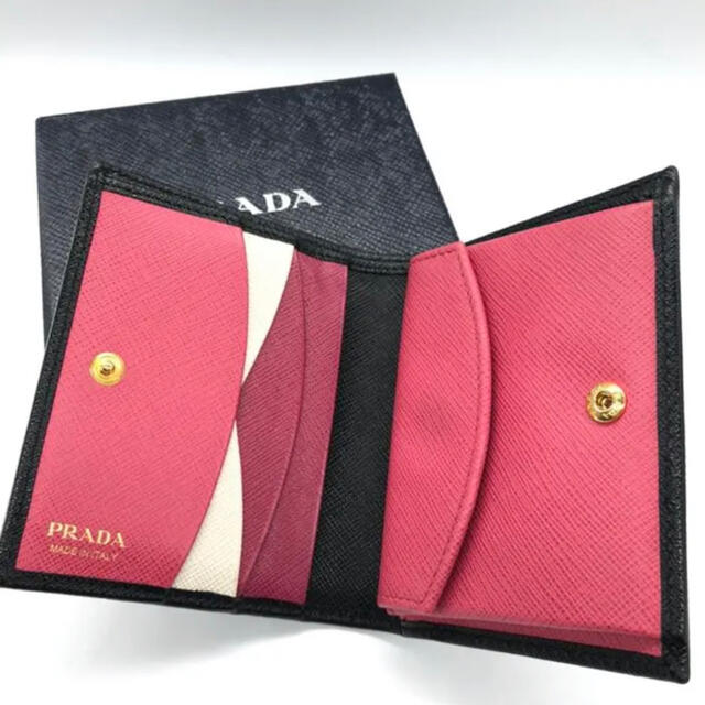 PRADA 二つ折り財布 1