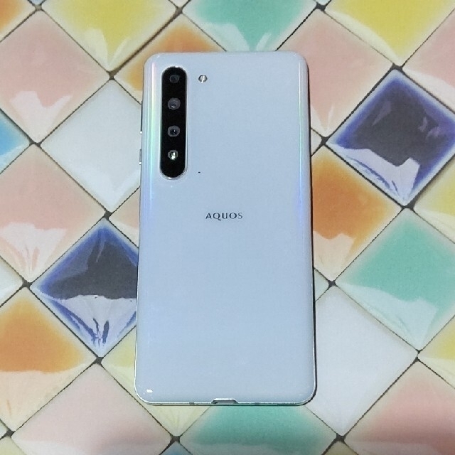 AQUOS(アクオス)の最終値下げ  AQUOS R5G SoftBank版 SIMロック解除済 スマホ/家電/カメラのスマートフォン/携帯電話(スマートフォン本体)の商品写真