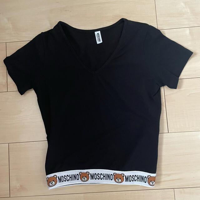 MOSCHINO(モスキーノ)のモスキーノ　ロゴ　トップス レディースのトップス(Tシャツ(半袖/袖なし))の商品写真
