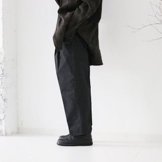 コモリ(COMOLI)のkontor 2 PLEAT COATED TROUSERS (スラックス)