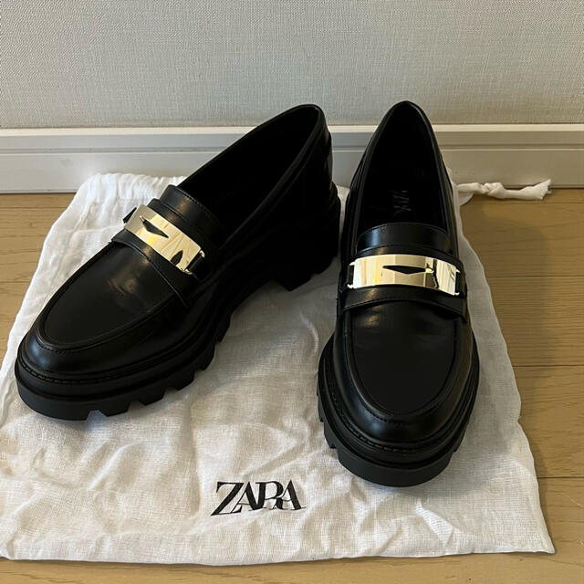 ZARA(ザラ)の【ねこねこっと様専用】　　ZARA★チャンキートラックソールローファー★42 レディースの靴/シューズ(ローファー/革靴)の商品写真