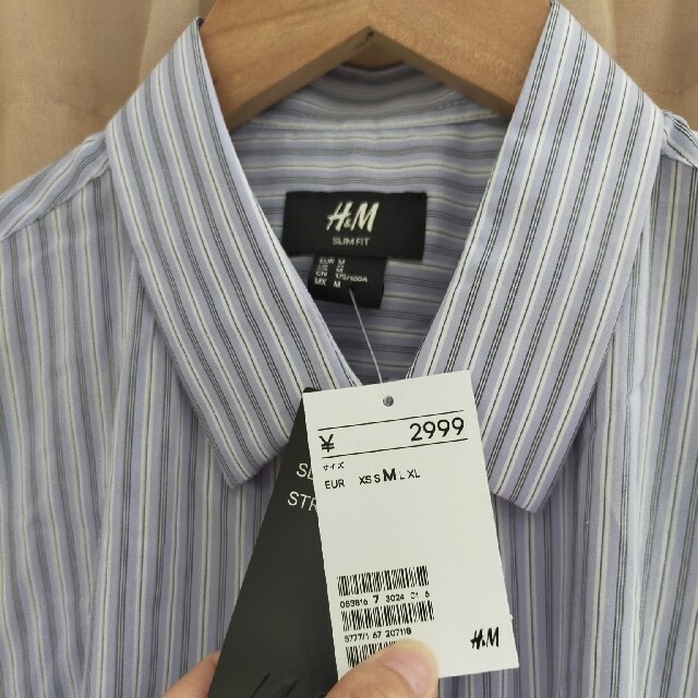 H&M(エイチアンドエム)の【未使用品】H＆M スリムフィットストレッチシャツ　メンズMサイズ メンズのトップス(シャツ)の商品写真