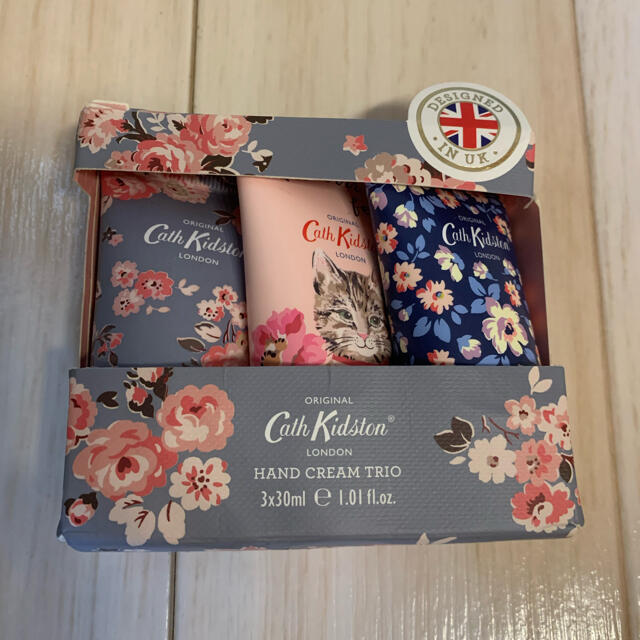 Cath Kidston(キャスキッドソン)のキャスキッドソン　ハンドクリームトリオ　キャットアンドフラワー コスメ/美容のボディケア(ハンドクリーム)の商品写真