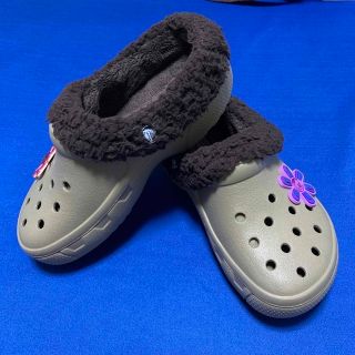 クロックス(crocs)のボア付クロックスcrocs★J2★おまけ花ジビッツ★カーキチョコレート(サンダル)