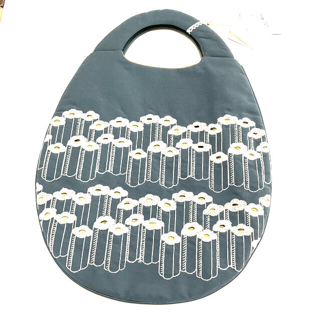 mina perhonen(ミナペルホネン)のミナペルホネン　エッグバッグ　フラワーステップ　ブルーグレー レディースのバッグ(ハンドバッグ)の商品写真