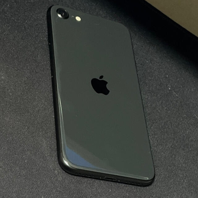 iPhoneSE2 第二世代 64GB ブラック AU SIMロック解除済み スマートフォン本体