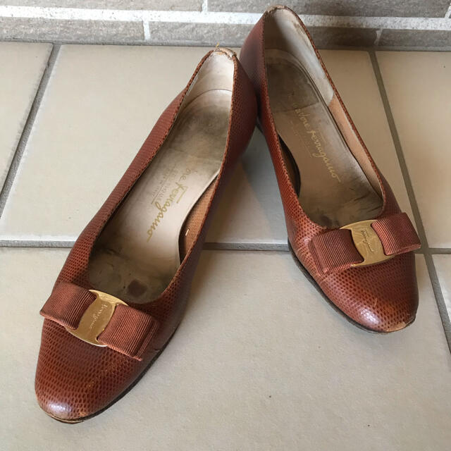 Salvatore Ferragamo(サルヴァトーレフェラガモ)のフェラガモ  Ferragamo  パンプス　ヴァラ　VARA レディースの靴/シューズ(ハイヒール/パンプス)の商品写真